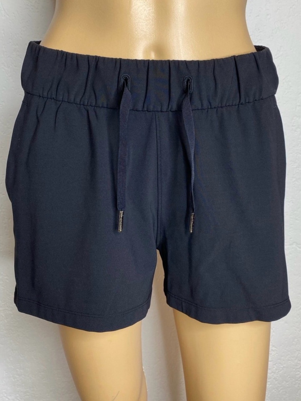 Lululemon On The Fly Shorts 2.5" - Size 6